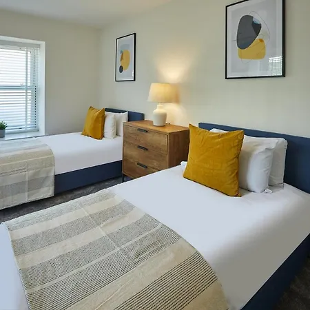 Host & - 1 The Mount * ウィットビー