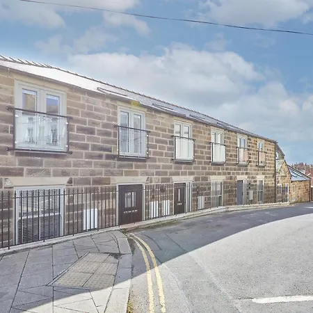 Host & - 1 The Mount * 惠特比