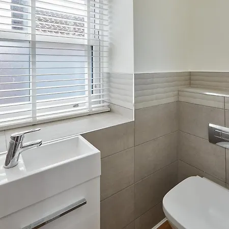 Host & - 1 The Mount